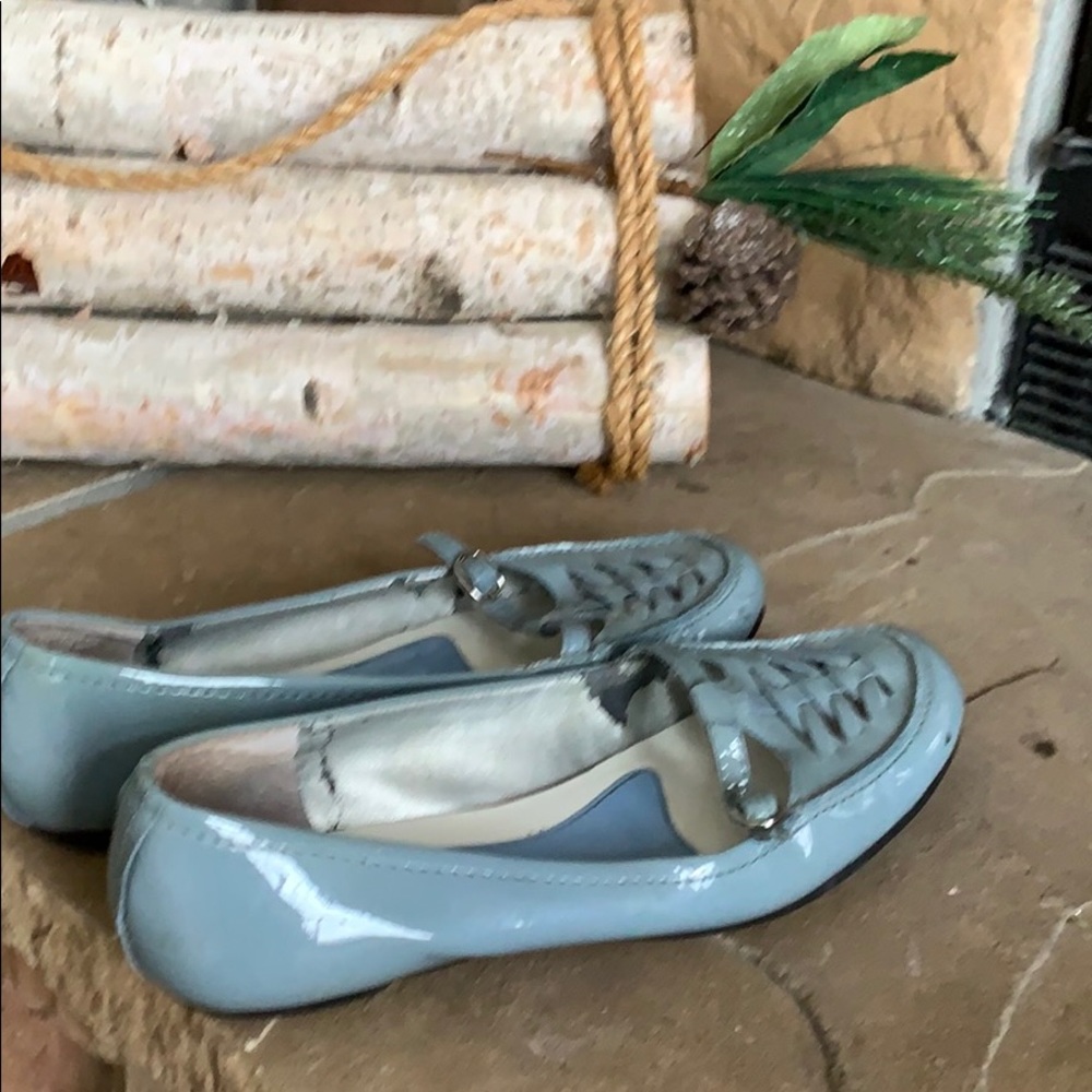Bandalino sky blue flats